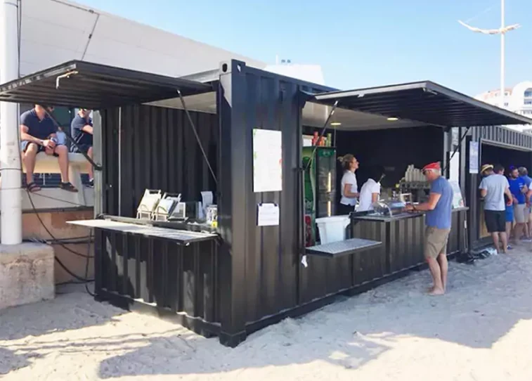 Container maritime transformé pour servir de restaurant snack les pied dans le sable.