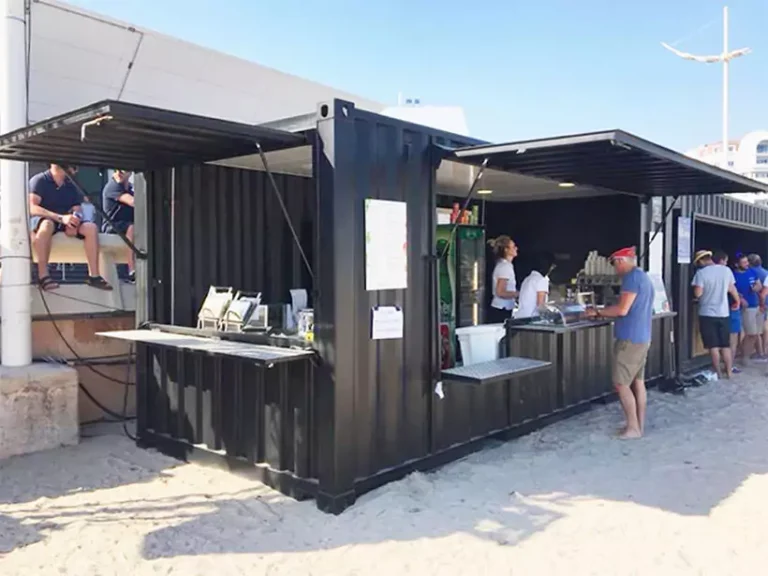 Container maritime transformé pour servir de restaurant snack les pied dans le sable.