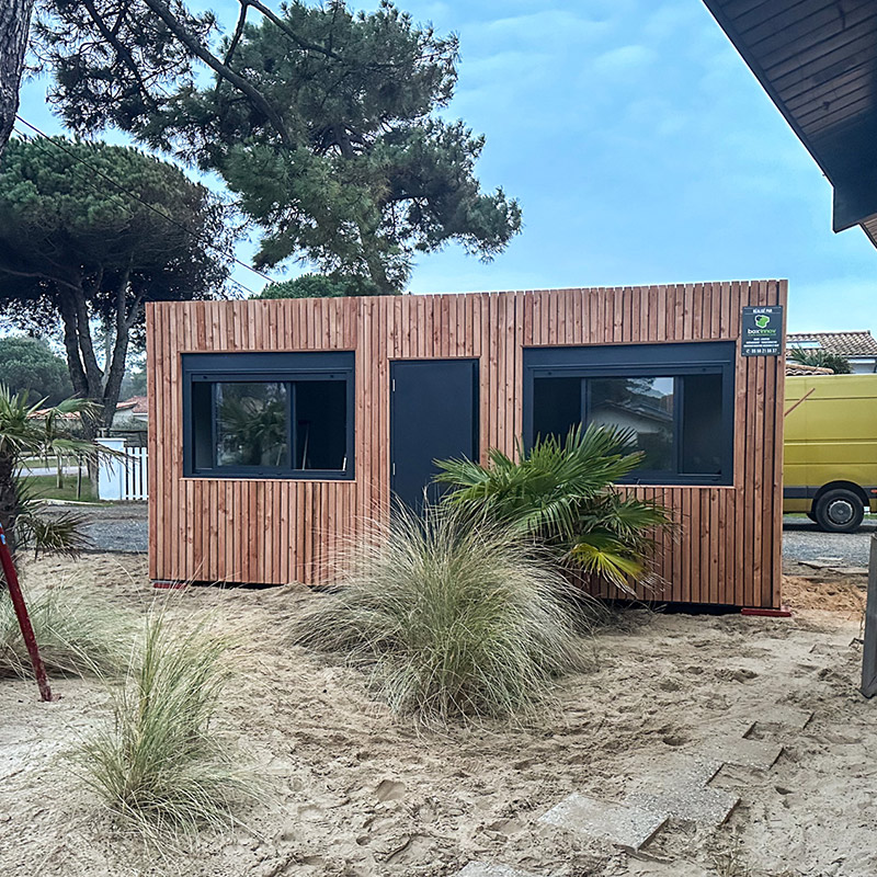 poste de secours au bord d'une plage