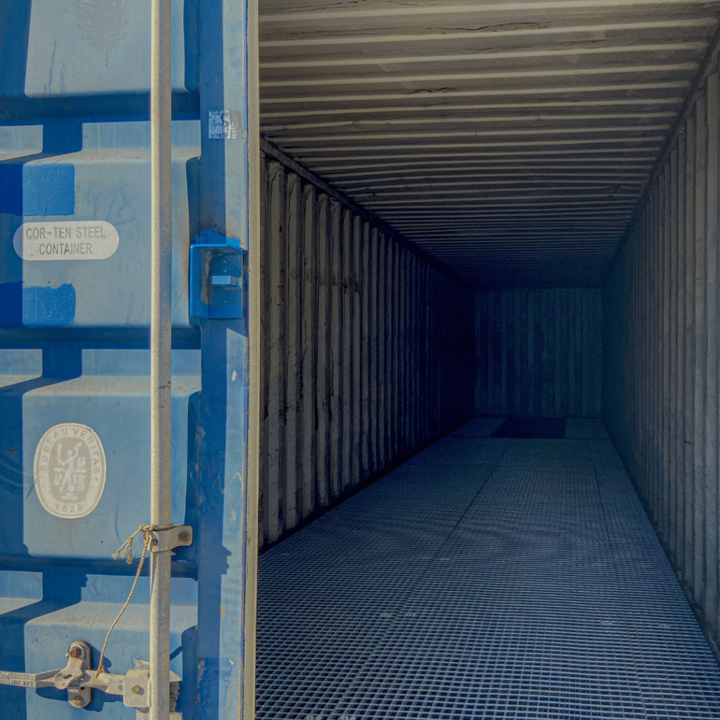 intérieur avec vue sur la porte d'un container maritime aménagé phytosanitaire