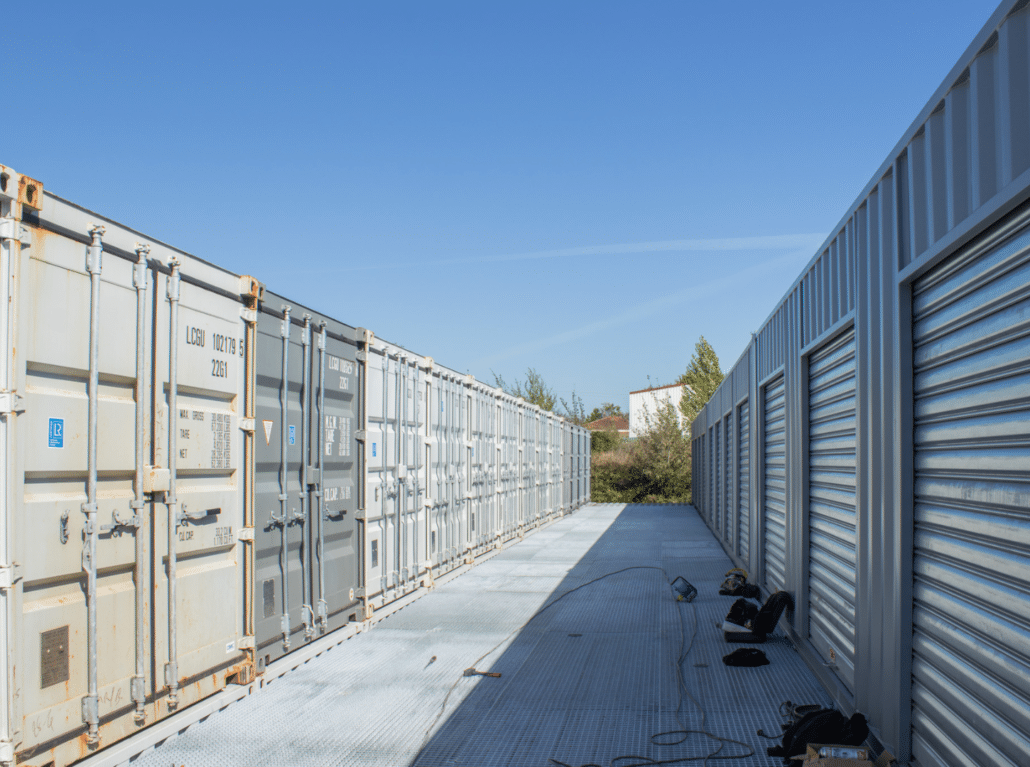 allée avec plusieurs container pour zone de self stockage