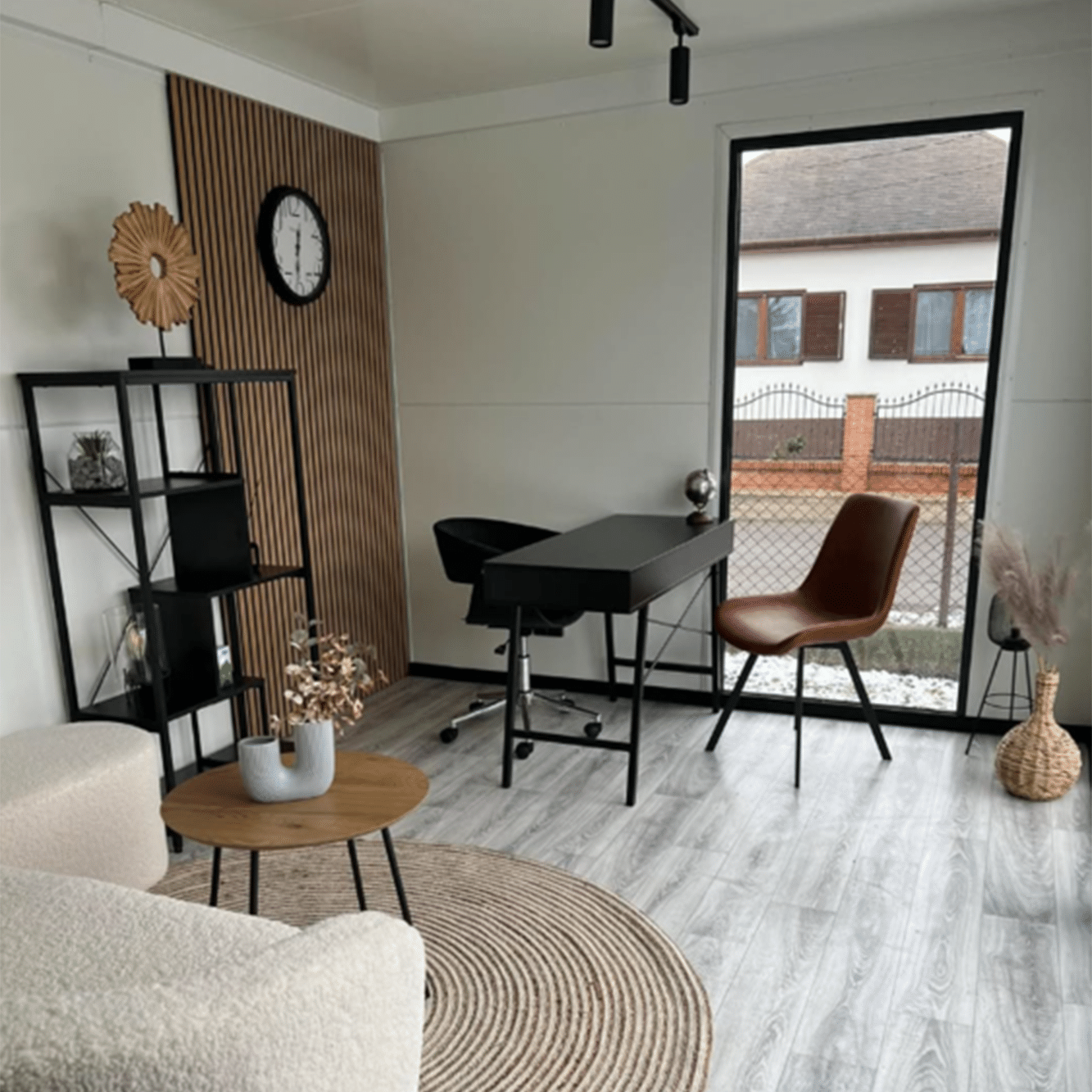 aménagement intérieur d'un studio de jardin dans un bungalow moderne.