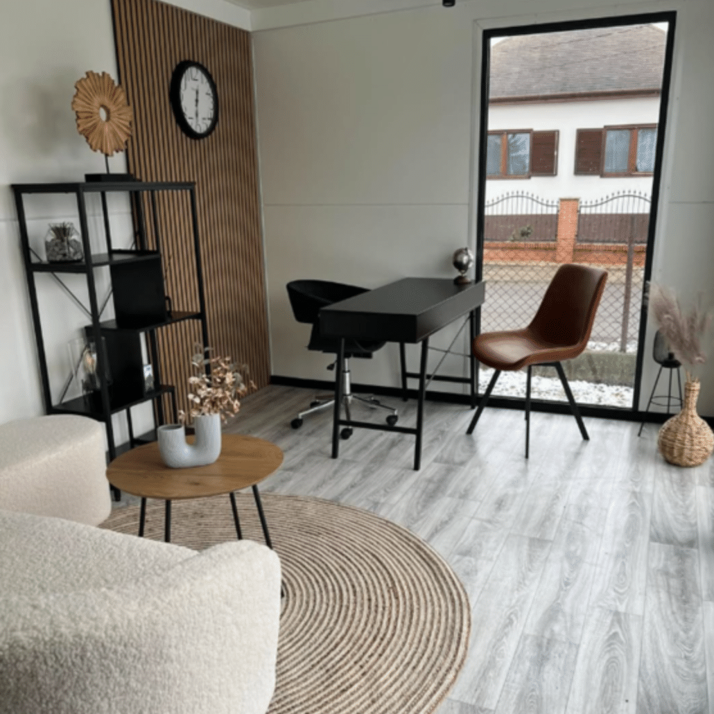 salon aménagé dans un bungalow premium idéal pour studio de jardin clef en main