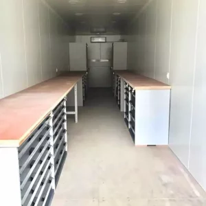 Container aménagé en un atelier vu de l'intérieur.